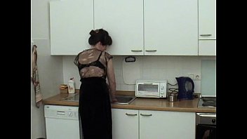 Милашка показывает свои прелести на къухне